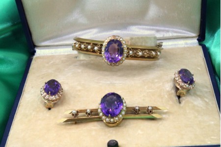 Conjunto de adereço em ouro composto por pulseira, brincos e prigadeira 