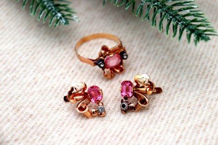 Conjunto de adereço em ouro composto por brincos e anel com pedras sintéticas.