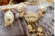 Conjunto de adereço em ouro com relevos e aplicações de pérolas