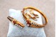 Conjunto de adereços em ouro composto por pulseira, brincos e pregadeira 