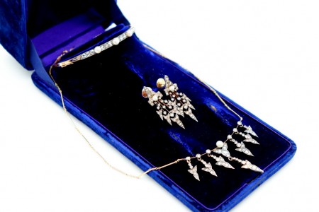 Conjunto de adereço em ouro e prata composto por Pulseira, Gargantilha e Brincos