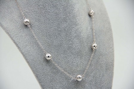 Conjunto de par de brincos e gargantilha em ouro branco e aplicações 
