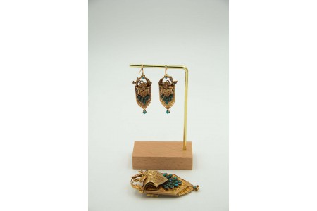 Conjunto de par de brincos e pregadeira em ouro amarelo