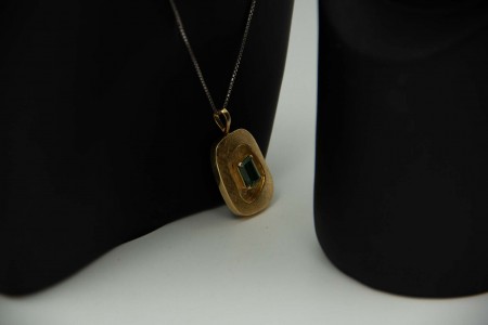 Conjunto com anel, brincos e medalha em ouro amarelo com turmalinas lapidadas.