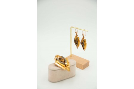 Conjunto de adereços com brincos e pregadeira em ouro amarelo com pérolas