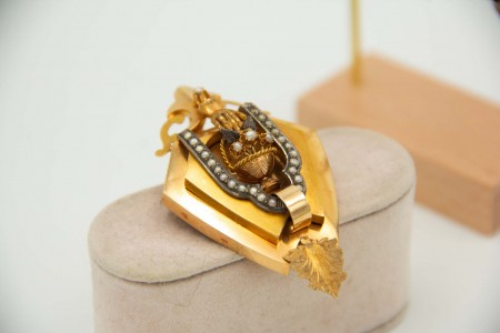 Conjunto de adereços com brincos e pregadeira em ouro amarelo com pérolas