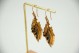 Conjunto de adereços com brincos e pregadeira em ouro amarelo com pérolas