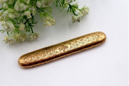Agulheiro em ouro com relevos e gravações