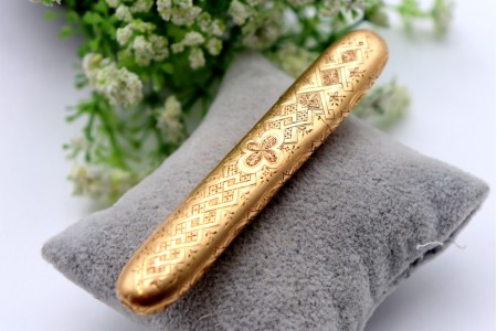 Agulheiro em ouro com relevos e gravações