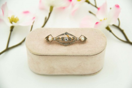 Alfinete de peito em ouro amarelo e platina com diamantes (3) em talhe brilhante antigo, duas pérolas e lascas de diamante ao estilo Art Decô.