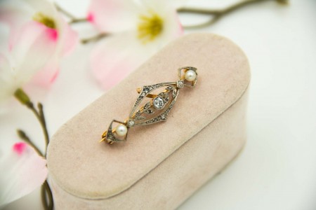 Pregadeira em ouro amarelo e platina com diamantes (3) em talhe brilhante antigo