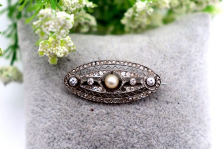 Alfinete de peito em platina com diamantes (4) em talhe brilhante antigo