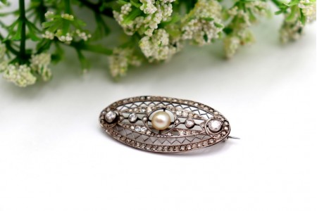 Alfinete de peito em platina com diamantes (4) em talhe brilhante antigo