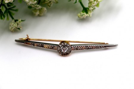 Alfinete de peito em ouro e platina com diamante em talhe brilhante e lascas 