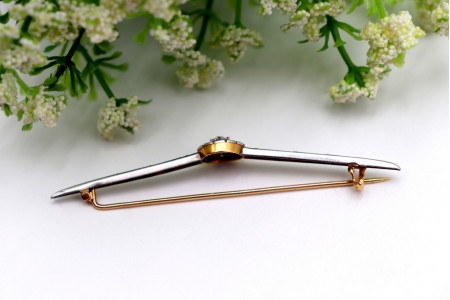 Alfinete de peito em ouro e platina com diamante em talhe brilhante e lascas 