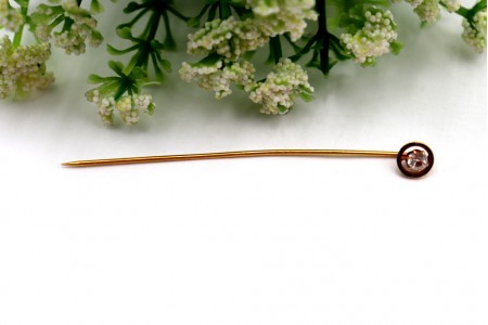 Alfinete de gravata em ouro amarelo com pedra branca