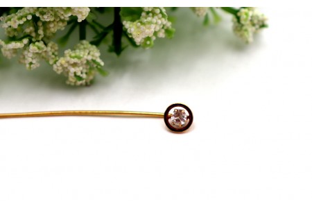 Alfinete de gravata em ouro amarelo com pedra branca