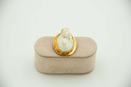 Alfinete de peito de ouro amarelo com camafeu de vulto perfeito de busto 