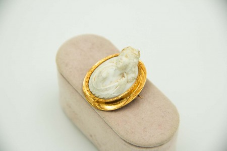 Alfinete de peito de ouro amarelo com camafeu de vulto perfeito de busto 