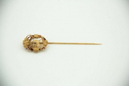 Alfinete de lapela em ouro amarelo com paisagem Africana em marfim recortado.