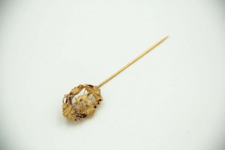 Alfinete de lapela em ouro amarelo com paisagem Africana em marfim recortado.