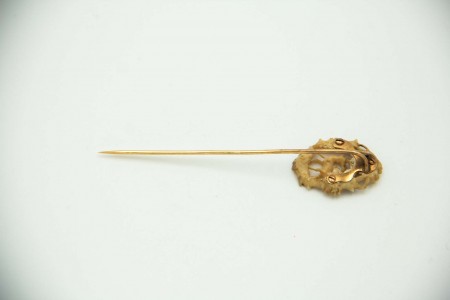 Alfinete de lapela em ouro amarelo com paisagem Africana em marfim recortado.