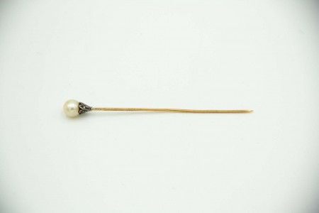 Alfinete de gravata em ouro com pérola e lascas de diamante