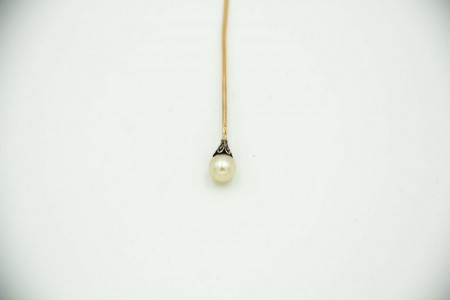 Alfinete de gravata em ouro com pérola e lascas de diamante