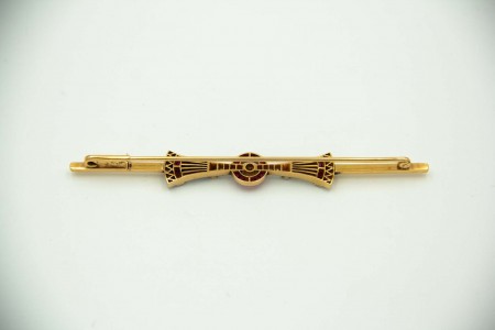 Alfinete de peito de ouro amarelo e platina com diamantes em talhe brilhante.