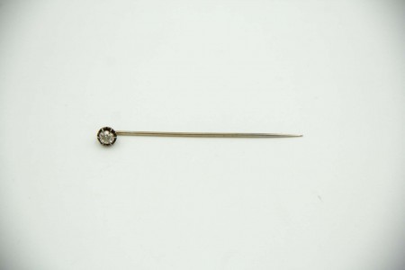 Alfinete de gravata em ouro branco com diamante em talhe brilhante antigo