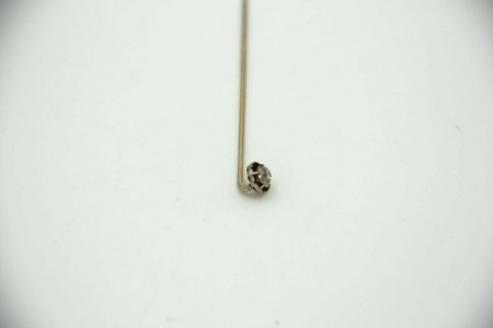 Alfinete de gravata em ouro branco com diamante em talhe brilhante antigo