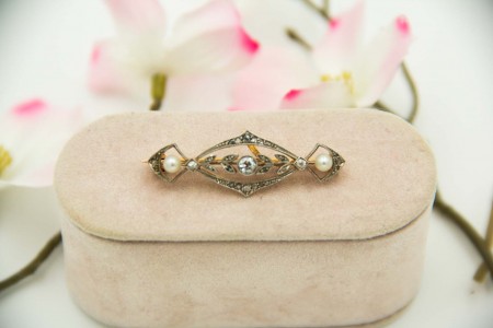 Alfinete de peito em ouro amarelo e platina com diamantes (3) em talhe brilhante antigo, duas pérolas e lascas de diamante ao estilo Art Decô.