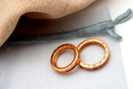 Alianças de casamento em ouro com gravados e duplo friso, marca BULGARI