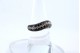 Anel em ouro branco com diamantes em talhe brilhante de cores branca e negra.