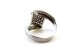 Anel em ouro branco escovado com diamantes (19) em talhe brilhante.