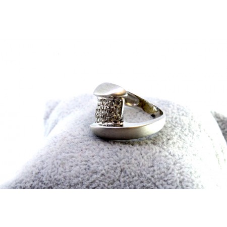 Anel em ouro branco escovado com diamantes (19) em talhe brilhante.