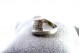 Anel em ouro branco escovado com diamantes (19) em talhe brilhante.