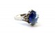 Anel em ouro branco com diamantes (4) em talhe brilhante e safira azul no centro