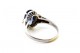 Anel em ouro branco com diamantes (4) em talhe brilhante e safira azul no centro