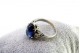 Anel em ouro branco com diamantes (4) em talhe brilhante e safira azul no centro