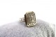 Anel em ouro branco com diamantes (31) em talhe brilhante com mesa de cantos 