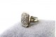 Anel em ouro branco com diamantes (31) em talhe brilhante com mesa de cantos 