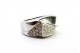 Anel em ouro branco com diamantes (33) em talhe brilhante.