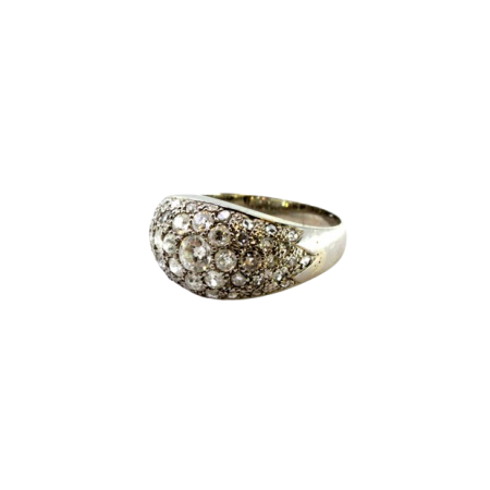 Anel em ouro branco com diamantes (41) em talhe brilhante em forma bombée.