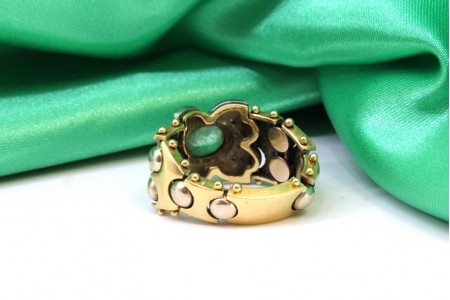 Anel em ouro branco com lascas de diamante esmeralda ovalizada ao centro 