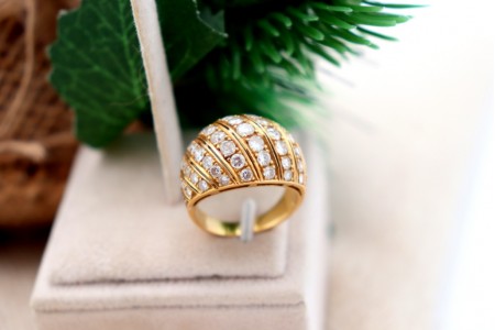 Anel em ouro com bandas alternadas de diamantes em talhe brilhante 8/8.