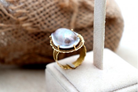 Anel em ouro com recortes e madre pérola