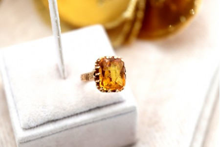 Anel em ouro relevado