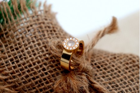 Anel em ouro com diamantes (13) lapidados em talhe brilhante