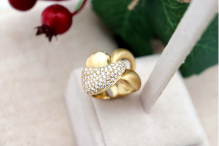 Anel em ouro em forma de nó, parcialmente fosco e polido